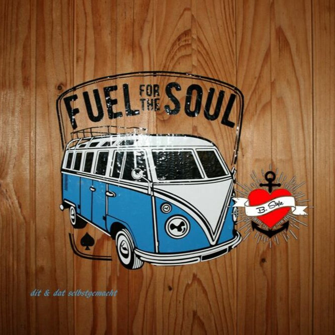 Wanddekoration aus Holz mit dem Motiv "Fuel for the soul" von easy-sticks, zeigt einen blauen VW-Bus auf einer Holzoberfläche.