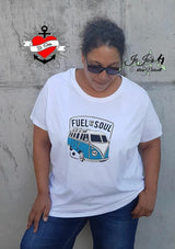 Eine Person in einem weißen T-Shirt mit dem Design 'Fuel for the Soul', das einen blauen Vintage-Bus zeigt, perfekt für DIY-Projekte, erstellt von easy-sticks.