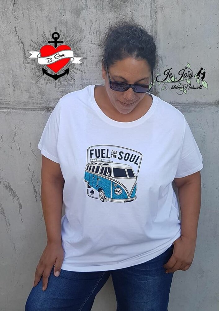 Eine Person in einem weißen T-Shirt mit dem Design 'Fuel for the Soul', das einen blauen Vintage-Bus zeigt, perfekt für DIY-Projekte, erstellt von easy-sticks.