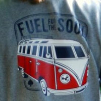 Stylisches Sweatshirt mit dem Print "Fuel for the soul" von easy-sticks, präsentiert auf einer Person im Garten, zeigt einen roten VW-Bus.