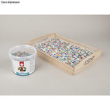 Ein Holztablett mit bunten Mosaiksteinen und einem Eimer Fugenmasse von Easy-Sticks für kreative Bastelprojekte.