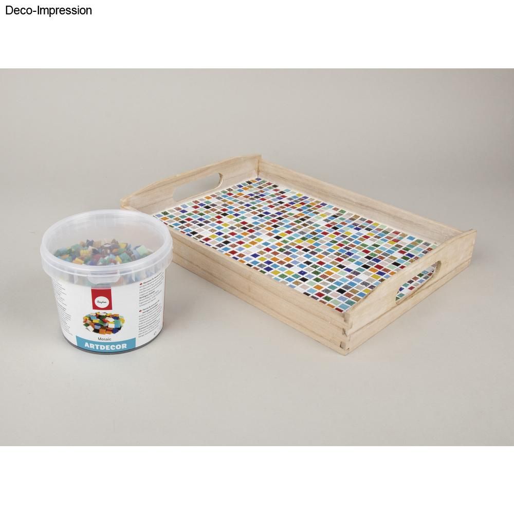 Ein Holztablett mit bunten Mosaiksteinen und einem Eimer Fugenmasse von Easy-Sticks für kreative Bastelprojekte.
