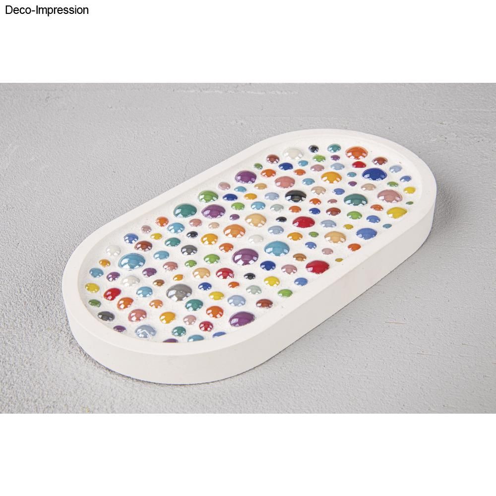 Eine ovale Platte mit bunten Glaskugeln, kreativ arrangiert, präsentiert von Easy-Sticks.