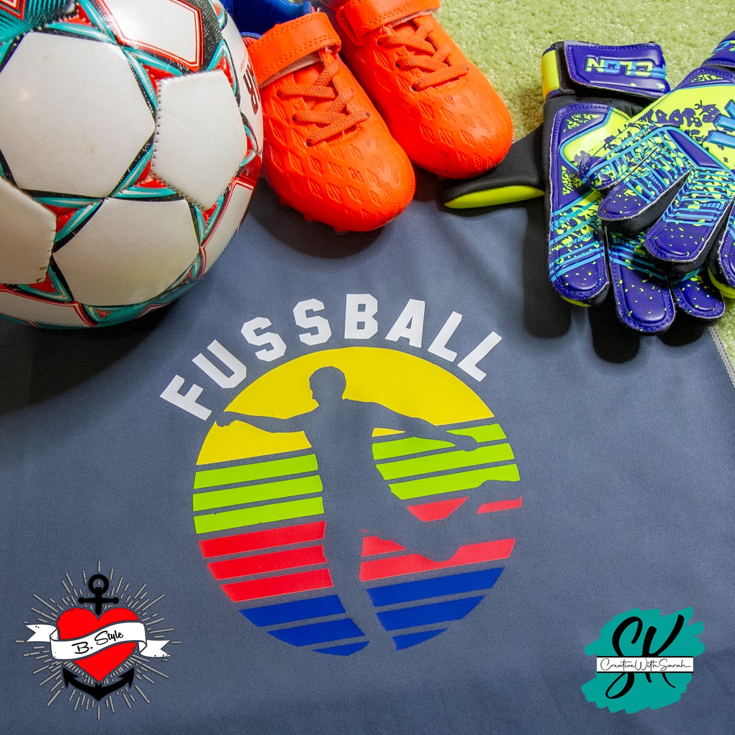 Sportliches Outfit mit dem Aufdruck 'FUSSBALL', Fußballschuhen und Ball, modern gestaltet von easy-sticks.