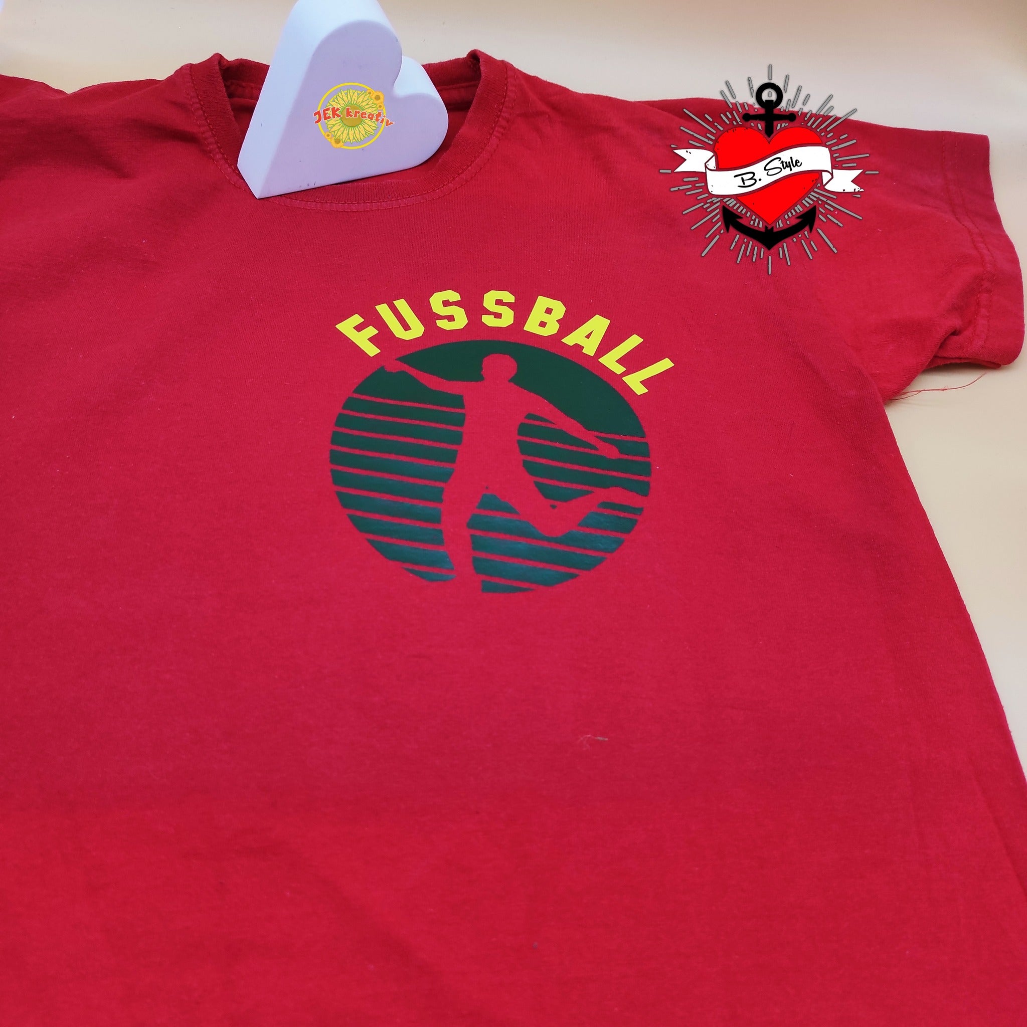 Rotes T-Shirt mit dem Motiv 'FUSSBALL', designt von easy-sticks, perfekt für aktive Jugendliche und Fußballfans.