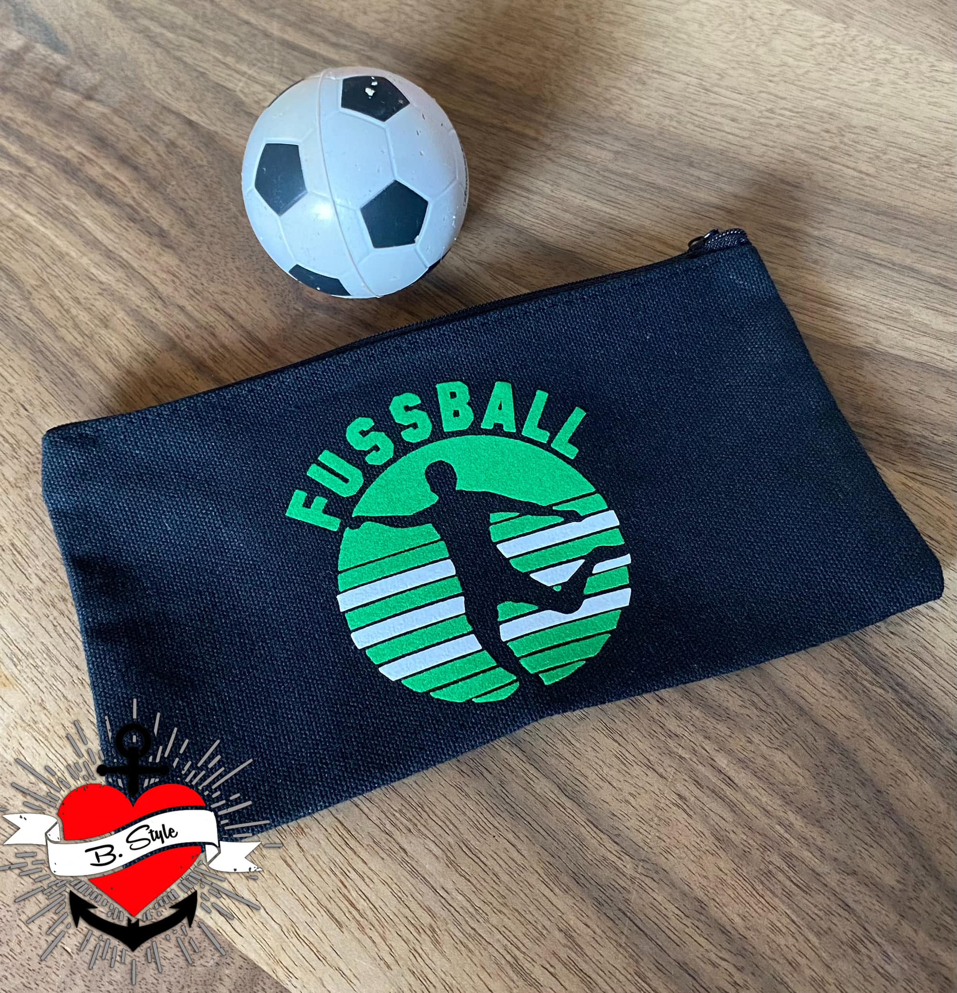 Schwarzes Zubehör mit 'FUSSBALL'-Motiv, perfekt für den Fußballfan und kreativ designt von easy-sticks.