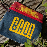 Buntes Kosmetiktäschchen mit dem Schriftzug 'BAD!' in leuchtendem Gelb, perfekt für kreative Bastelprojekte mit der Plotterdatei 'Good Bad' von easy-sticks.