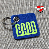 Blaues Schlüsselanhänger aus Filz mit leuchtendem Schriftzug 'BAD!' - Kreative Anwendung der Good Bad Plotterdatei von easy-sticks.