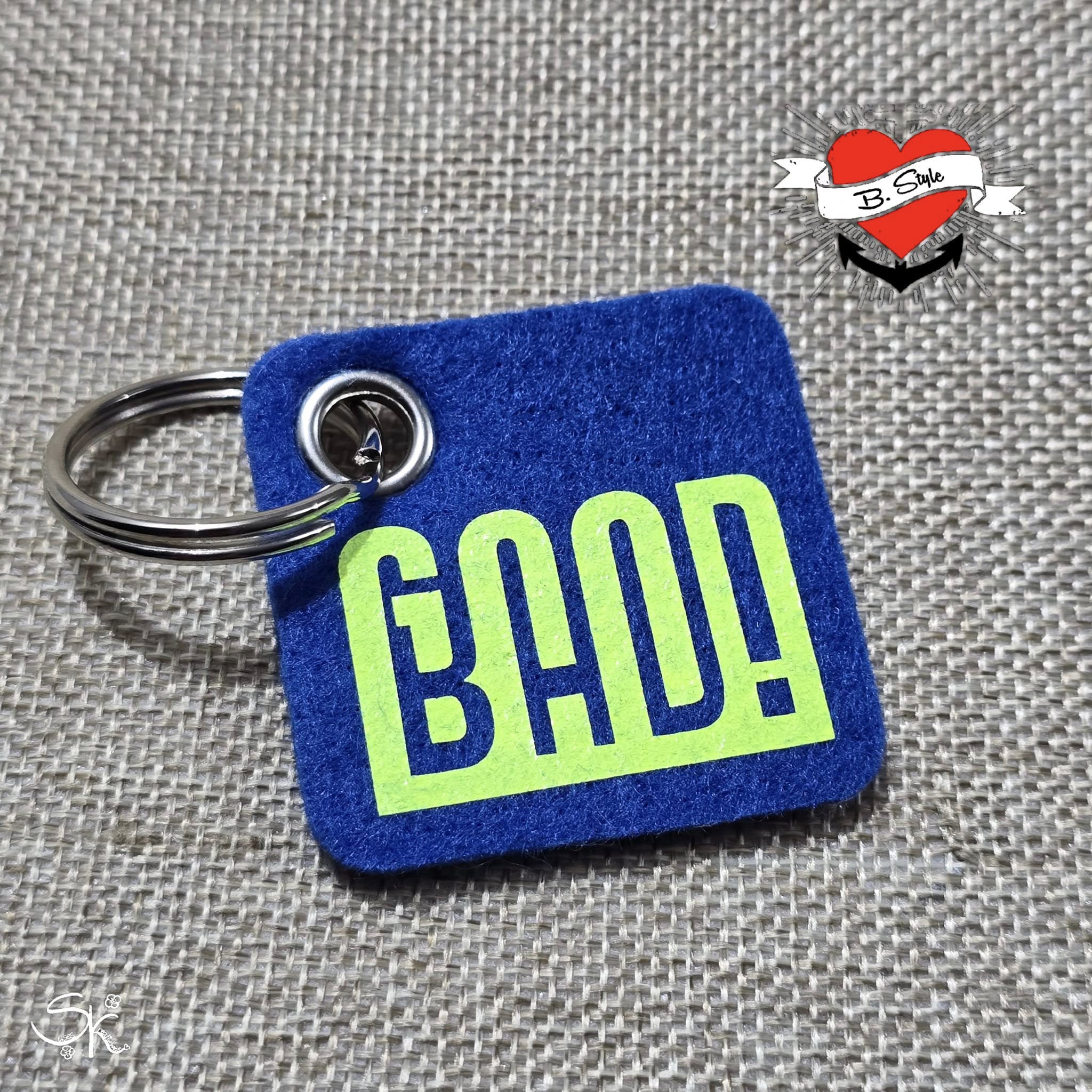 Blaues Schlüsselanhänger aus Filz mit leuchtendem Schriftzug 'BAD!' - Kreative Anwendung der Good Bad Plotterdatei von easy-sticks.