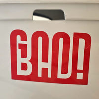 Weiße Aufbewahrungsbox mit rotem Schriftzug 'BAD!' - Ideal für kreative Projekte mit der Good Bad Plotterdatei von easy-sticks.