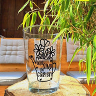 Dekorative Gießkanne mit dem Schriftzug 'Wir Sind im Garten' von easy-sticks, ideal für Gartenliebhaber und kreative Projekte. Plotterdatei Gießkanne 'Wir Sind Im Garten'.
