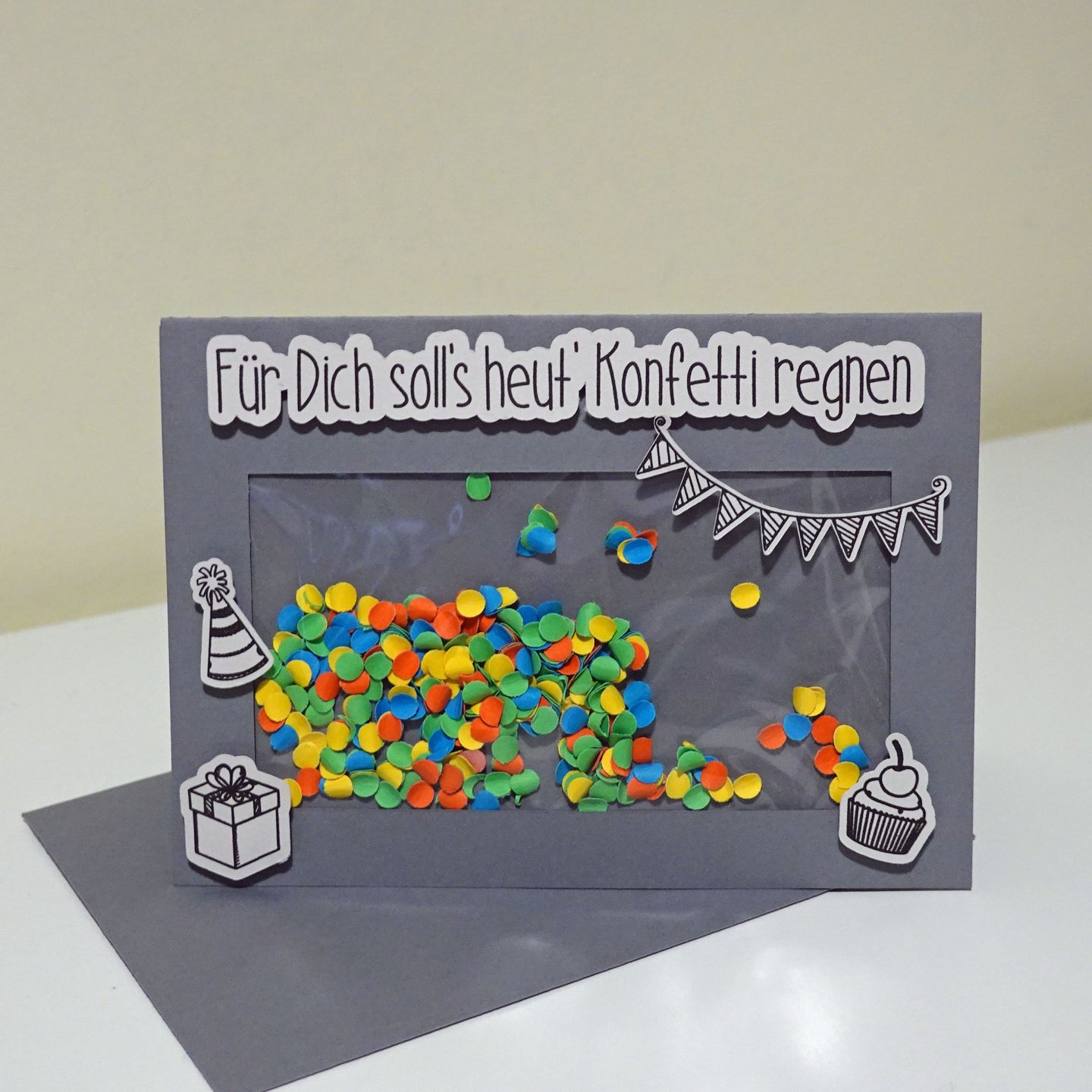 Bunte Konfetti-Karte mit dem Text "Für Dich soll's heut' Konfetti regnen", eine kreative Idee von easy-sticks für individuelle Geburtstagsgrüße.