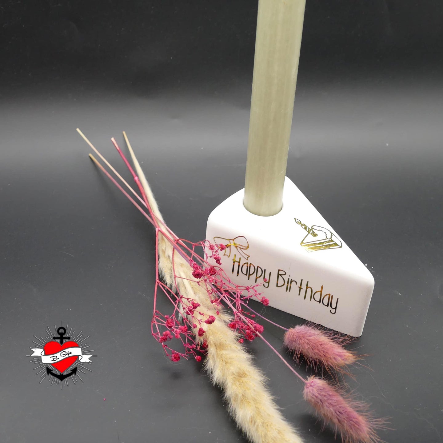Stylische Geburtstagskerze in Form eines Kuchenstandes, designt mit "Happy Birthday" Schriftzug von easy-sticks, perfekt für deine kreative Feier.