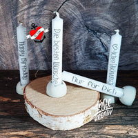 Vielfältige Geburtstagskerzen in natürlichem Setting, jede mit einzigartigen Sprüchen. Verleihen Sie Ihren Geburtstagsfeiern mit easy-sticks und der Geburtstagsgrüße Datei zum Plotten und Drucken eine individuelle Note.