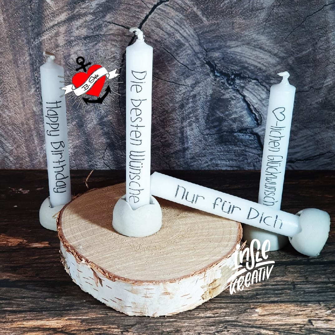 Vielfältige Geburtstagskerzen in natürlichem Setting, jede mit einzigartigen Sprüchen. Verleihen Sie Ihren Geburtstagsfeiern mit easy-sticks und der Geburtstagsgrüße Datei zum Plotten und Drucken eine individuelle Note.