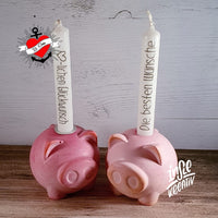 Doppelte Glücksschweine mit Geburtstagkerzen, die herzliche Wünsche inszenieren. Perfekt für festliche Anlässe, entworfen von easy-sticks im Rahmen der Geburtstagsgrüße Datei zum Plotten und Drucken.