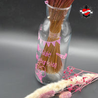 Elegante Glasvase mit handgezeichnetem "Alles Gute zum Geburtstag" Design, erstellt von easy-sticks, ideal für festliche Dekorationen.