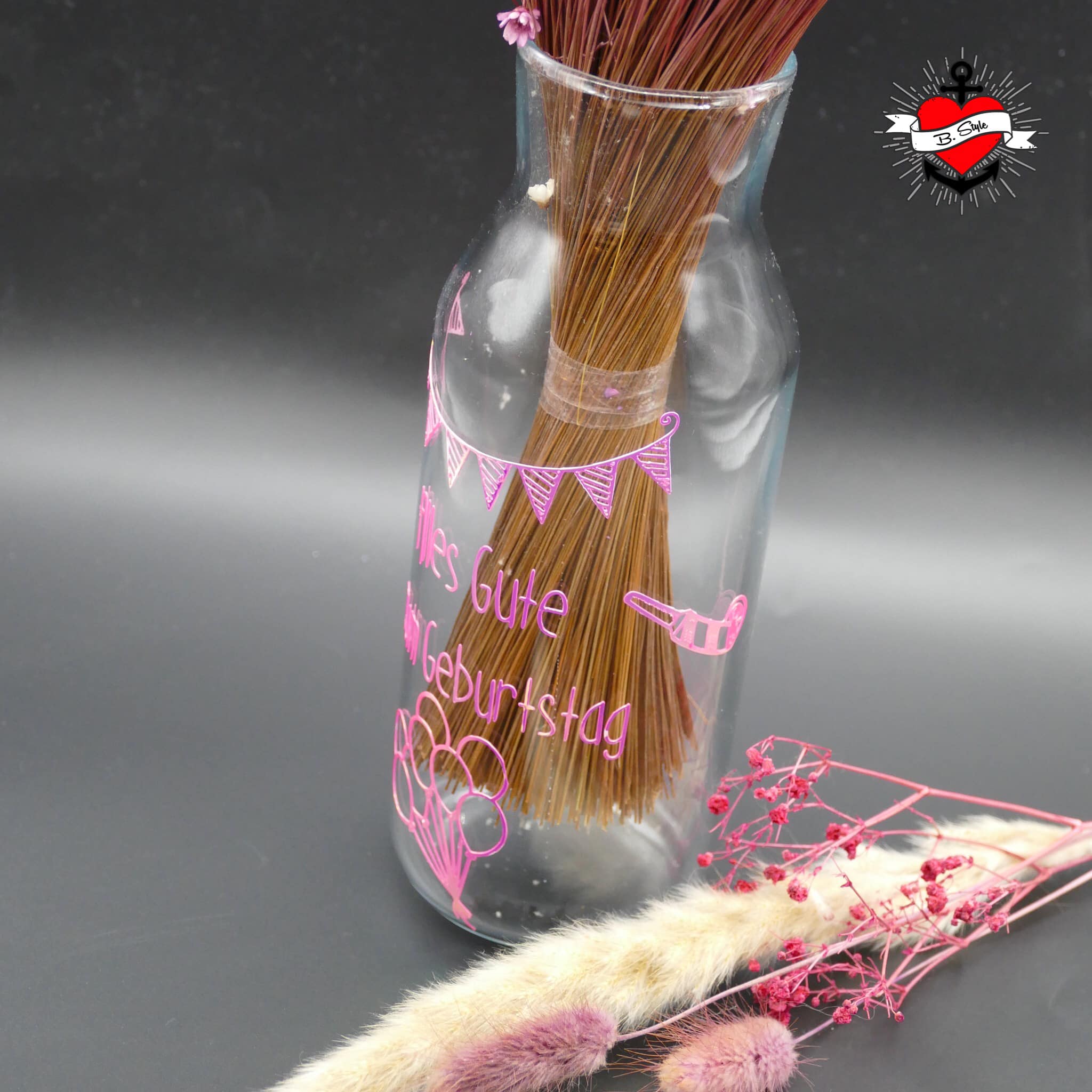 Elegante Glasvase mit handgezeichnetem "Alles Gute zum Geburtstag" Design, erstellt von easy-sticks, ideal für festliche Dekorationen.