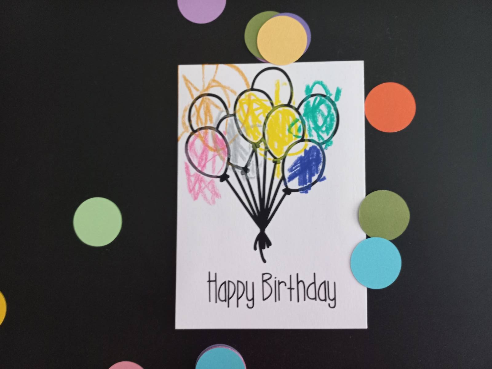 Bunte handgezeichnete Luftballons auf einer Geburtstagskarte, die den feierlichen Anlass versüßen. Ein kreatives Design von easy-sticks, basierend auf der Geburtstagsgrüße Datei zum Plotten und Drucken.