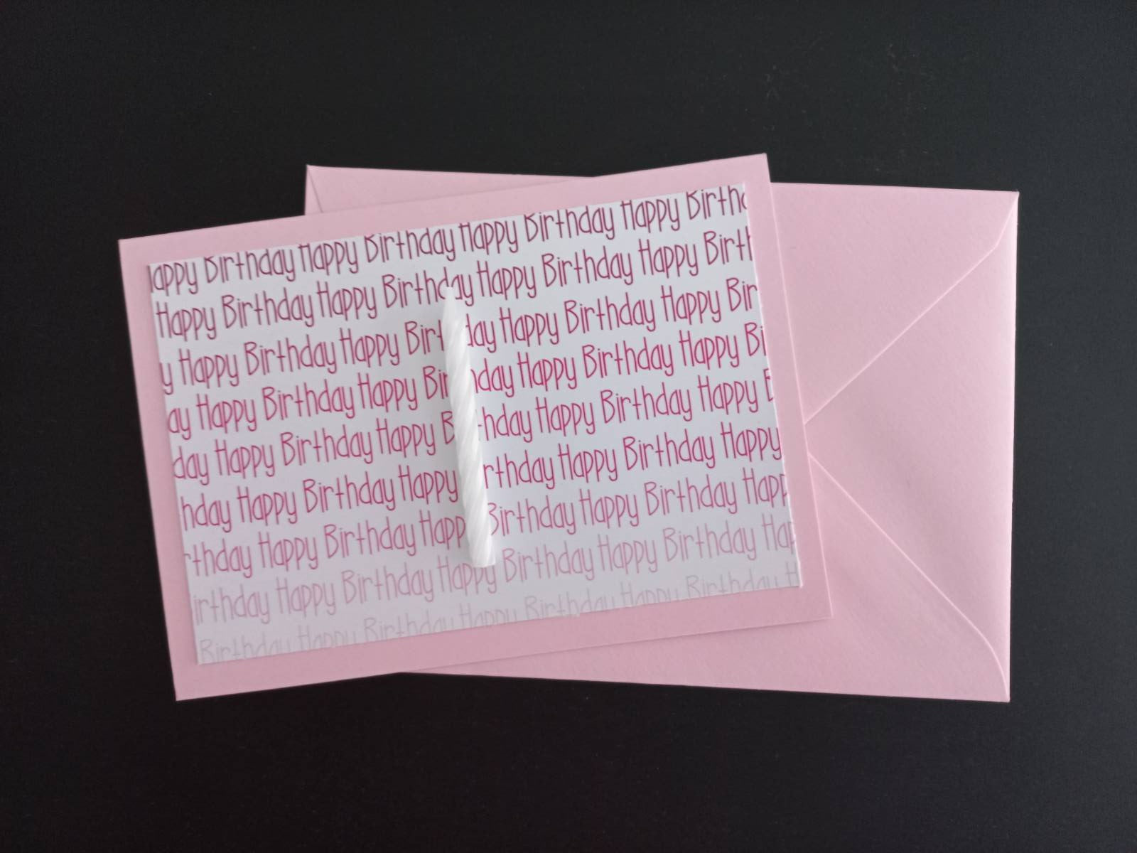 Eine fröhliche Geburtstagskarte in zartem Rosa mit wiederholtem „Happy Birthday“ Schriftzug, passend für kreative Gestaltungen von easy-sticks, inspiriert durch die Geburtstagsgrüße Datei zum Plotten und Drucken.