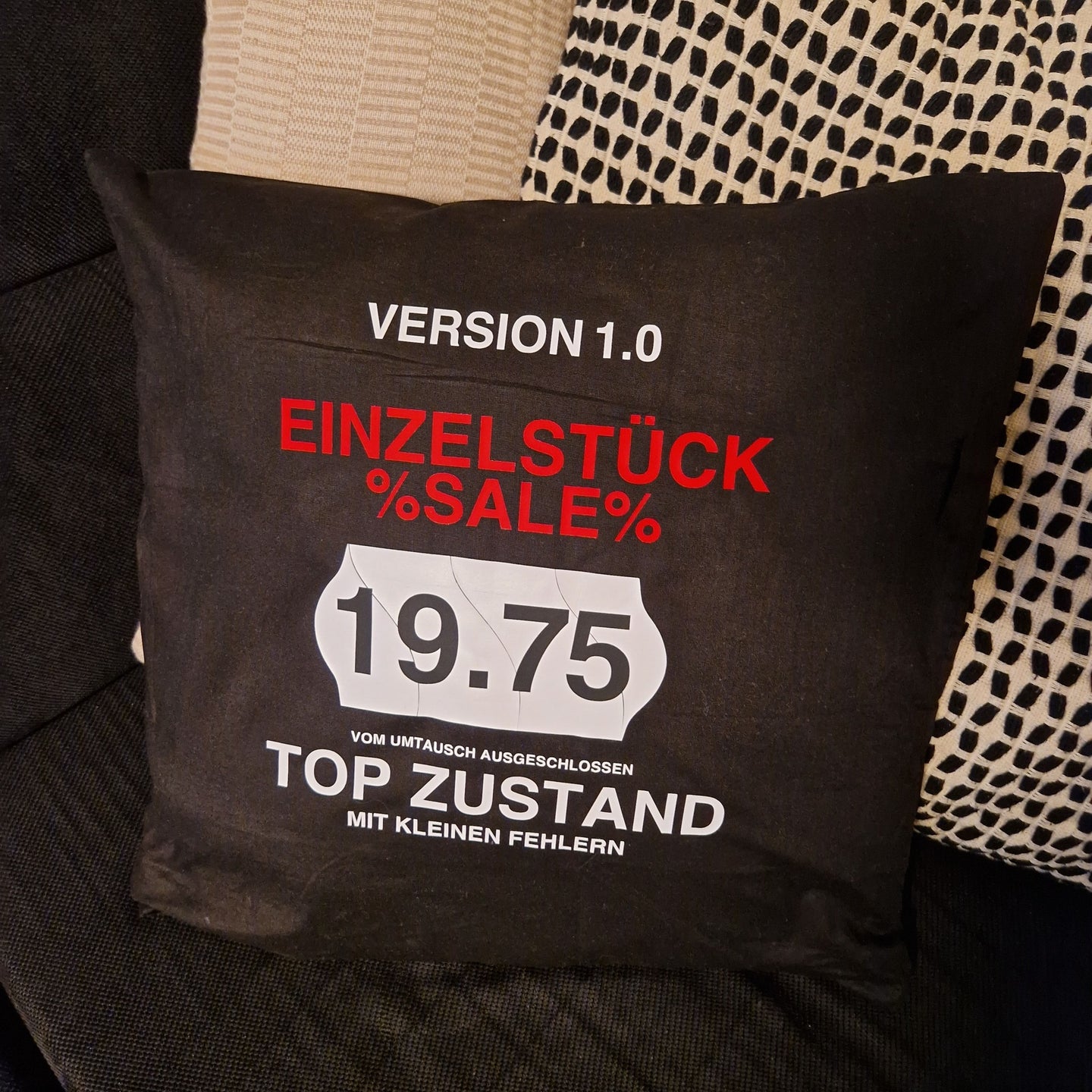 Kissenbezug von Easy-Sticks, dekoriert mit dem Titel 'Geburtstagspreis - Plotterdatei'. Das Design vereint Komfort mit kreativem Ausdruck und ist eine perfekte Ergänzung für jeden Raum.
