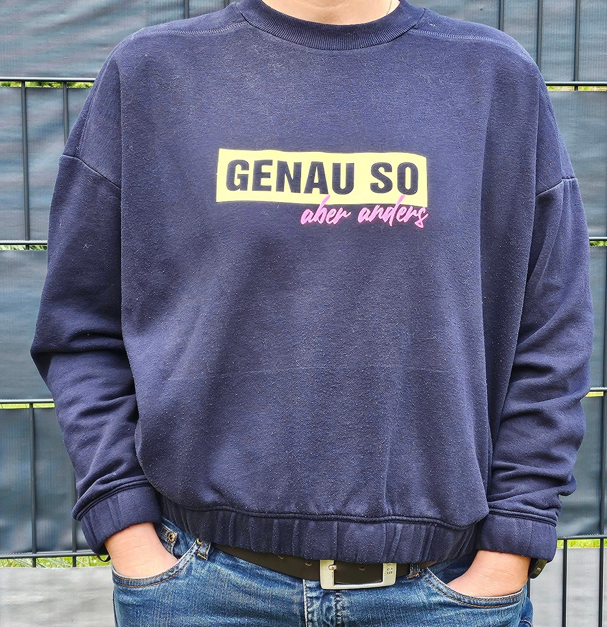 Klassischer Sweatshirt in Dunkelblau mit dem Schriftzug 'GENAU SO aber anders' von easy-sticks, bequem und stylish für jeden Anlass.