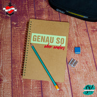 Kreatives Notizbuch mit dem Titel "Genauso aber anders" von easy-sticks, kombiniert mit einem Bleistift und einem Anspitzer, ideal für Notizen und kreative Ideen.