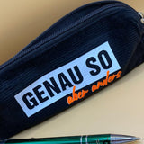 Schwarzes Stiftemäppchen mit der Aufschrift "Genauso aber anders" von easy-sticks, gefüllt mit Schreibutensilien, ideal für Schule oder Büro.
