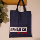 Tote Bag in Dunkelblau mit dem Slogan 'GENAU SO aber anders' von easy-sticks, ideal für den Einkauf oder als stylisches Accessoire.