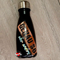 Wasserflasche mit dem Aufdruck 'GENAU SO aber anders', designed für kreative Projekte von easy-sticks, ideal für individuelle Gestaltungen.