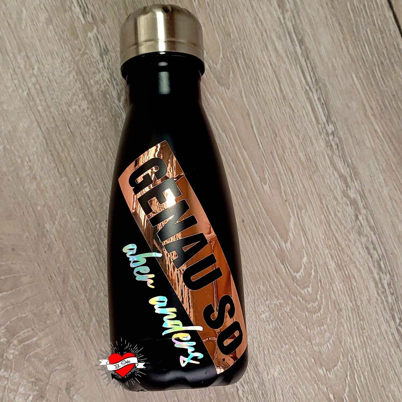 Wasserflasche mit dem Aufdruck 'GENAU SO aber anders', designed für kreative Projekte von easy-sticks, ideal für individuelle Gestaltungen.