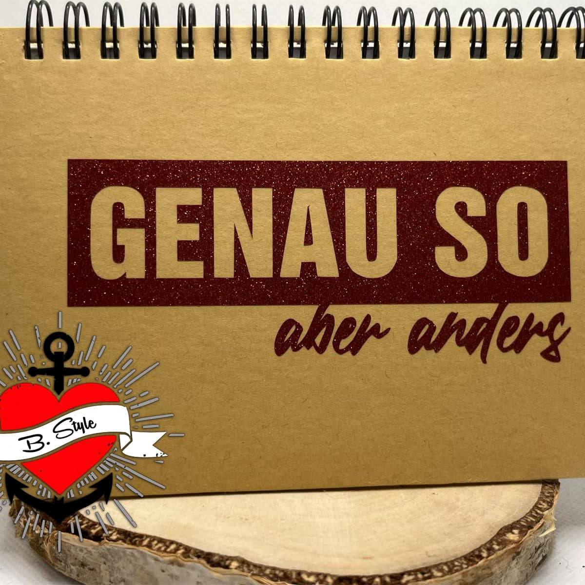 Notizbuch mit dem Schriftzug 'GENAU SO aber anders' von easy-sticks, ideal für kreative Skizzen und Notizen.