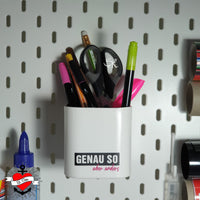 Stiftbehälter mit dem Aufdruck 'GENAU SO aber anders' von easy-sticks, perfekt für die Ordnung im Büro oder Bastelbereich.