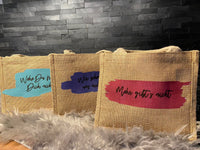 Drei Jute-Taschen mit verschiedenen Sprüchen von easy-sticks, ideal für individuell gestaltete Geschenke.