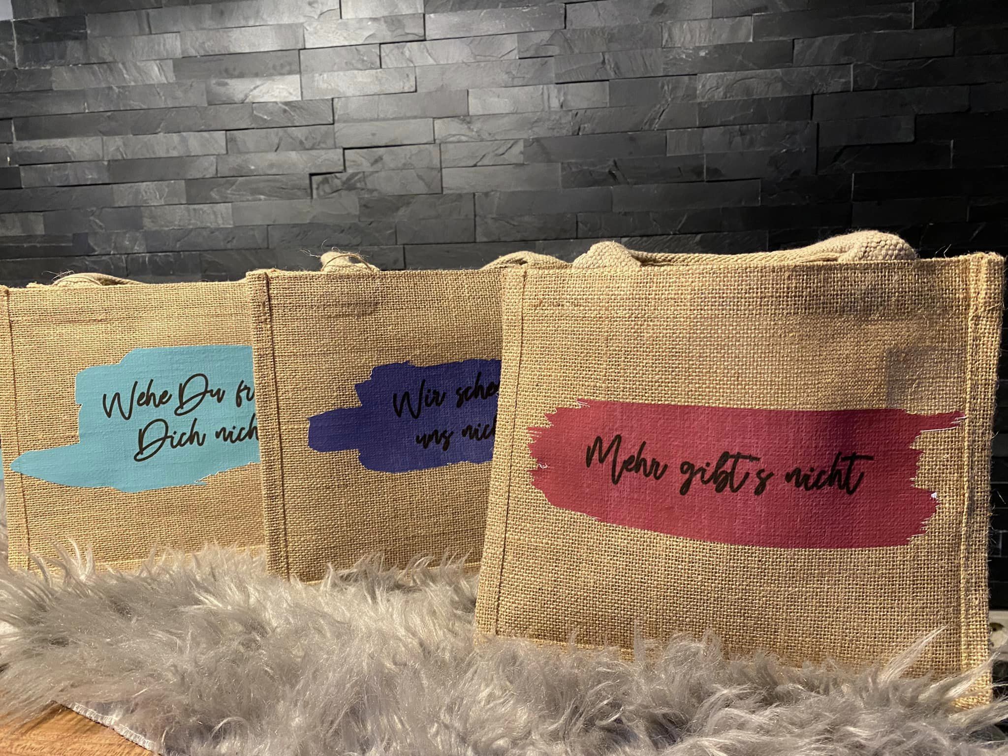 Drei Jute-Taschen mit verschiedenen Sprüchen von easy-sticks, ideal für individuell gestaltete Geschenke.