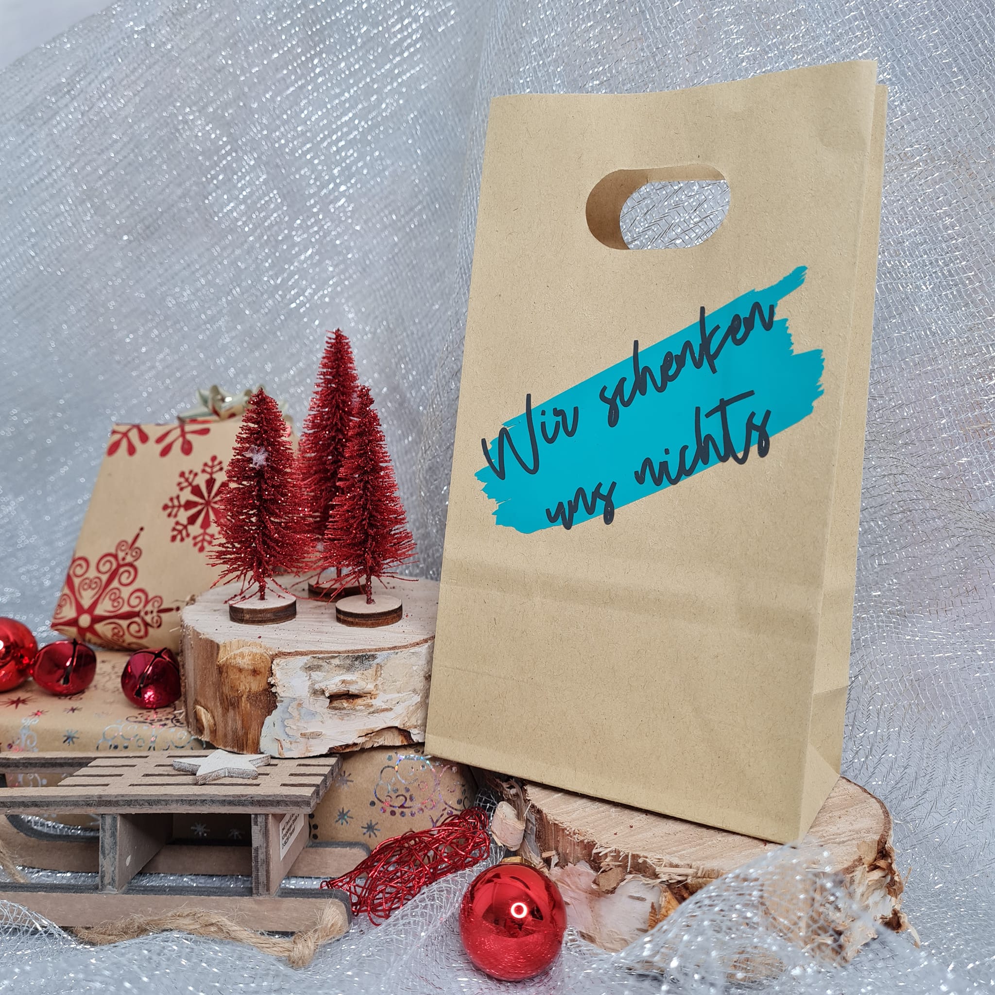 Ein eleganter Geschenktüte mit dem Spruch 'Wir schenken uns nichts', designt von easy-sticks für festliche Anlässe.