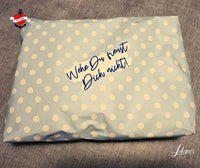 Eine liebevoll verpackte Geschenk im Punktmuster mit dem Spruch "Wehe Du freust dich nicht!" von easy-sticks, inspiriert von der Geschenke Sprüche Plotterdatei.