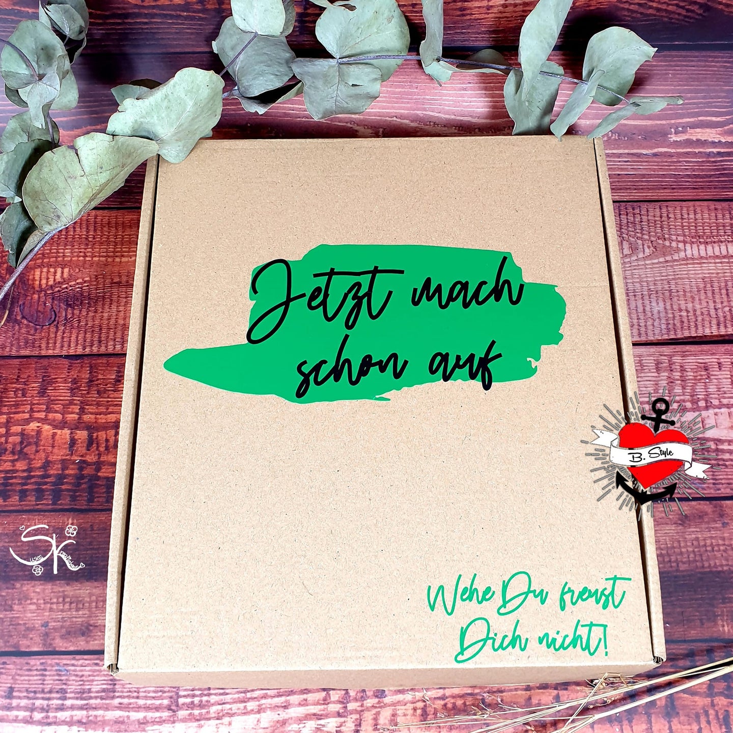Eine dekorative Geschenkbox mit dem Spruch "Jetzt mach schon auf" von easy-sticks, passend zur Geschenke Sprüche Plotterdatei.