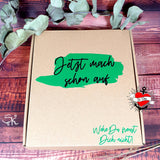 Eine dekorative Geschenkbox mit dem Spruch "Jetzt mach schon auf" von easy-sticks, passend zur Geschenke Sprüche Plotterdatei.