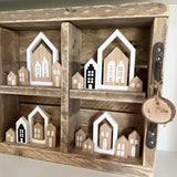 Verschiedene Holz- und Silikon-Häuserrahmen mit schlichten Designs in einer Holzbox, meisterhaft gestaltet von Easy-Sticks, ergänzend zur Easy-Sticks Silikonform - 4-in-1 Haus & Häuserrahmen.