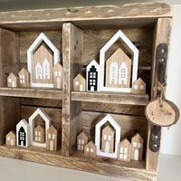 Verschiedene Holz- und Silikon-Häuserrahmen mit schlichten Designs in einer Holzbox, meisterhaft gestaltet von Easy-Sticks, ergänzend zur Easy-Sticks Silikonform - 4-in-1 Haus & Häuserrahmen.