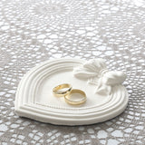 Herz-Bilderrahmen aus Silikon von easy-sticks mit goldenen Trauringen darauf, dekoriert mit einem zarten Schleifenmotiv auf einem eleganten Tisch. Ideal für kreative Designs und persönliche Geschenke.