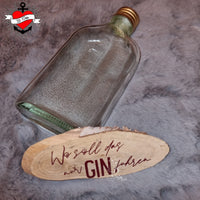 Kreatives GIN-Flaschenetikett auf rustikalem Holz mit dem Spruch 'Wo soll das nur GIN fahren?', designt von easy-sticks.