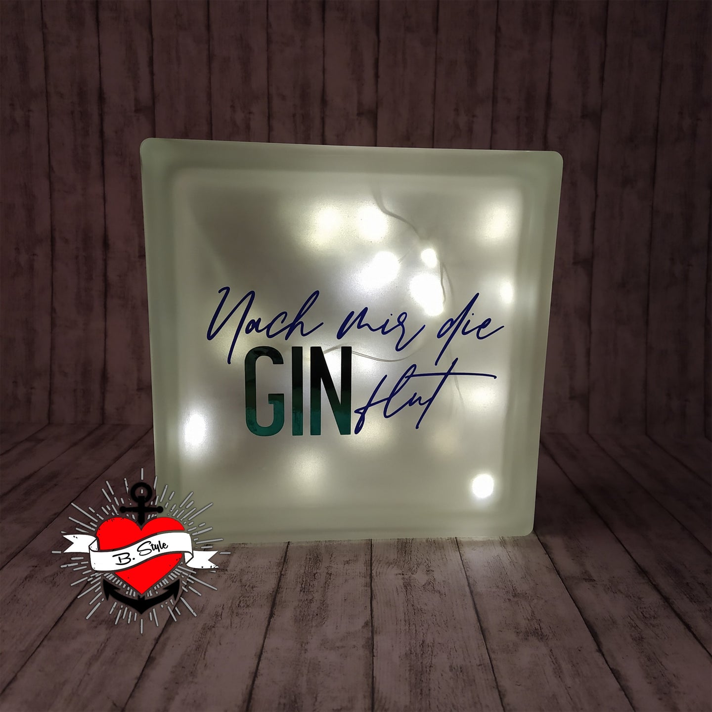 GIN Trinksprüche Plotterdatei von easy-sticks: Beleuchtetes Glaskunstwerk mit dem Spruch 'Nach mir die GIN flut', perfekt für stimmungsvolle Dekoration.