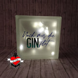GIN Trinksprüche Plotterdatei von easy-sticks: Beleuchtetes Glaskunstwerk mit dem Spruch 'Nach mir die GIN flut', perfekt für stimmungsvolle Dekoration.
