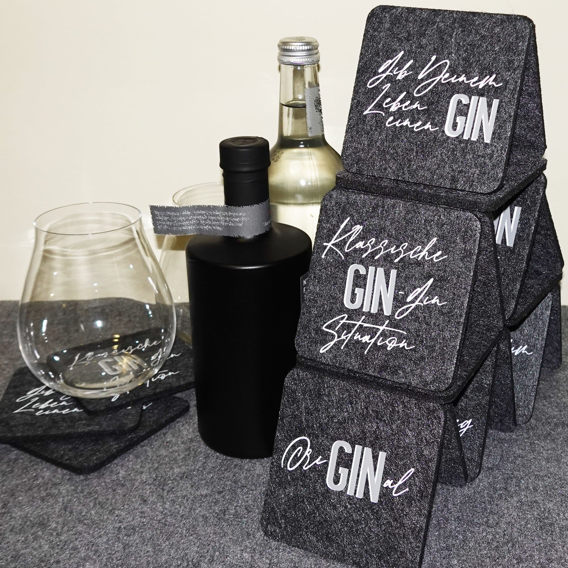 Elegante Filzuntersetzer mit GIN Trinksprüchen, aus dem Sortiment von easy-sticks, perfekt für Cocktailevents.