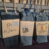 Handgefertigte Geschenktüten aus Denim mit GIN Trinksprüchen, designed von easy-sticks, ideal für stilvolle Anlässe.