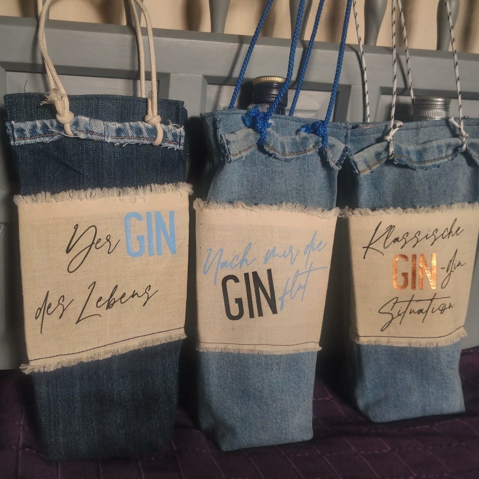 Handgefertigte Geschenktüten aus Denim mit GIN Trinksprüchen, designed von easy-sticks, ideal für stilvolle Anlässe.