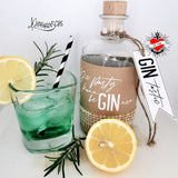 GIN Trinksprüche Plotterdatei von easy-sticks: Ein erfrischender GIN-Cocktail mit Zitrone und Rosmarin, verziert mit einem Etikett, das den Spruch 'Die Party kann be GIN nen' zeigt.