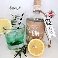 GIN Trinksprüche Plotterdatei von easy-sticks: Ein erfrischender GIN-Cocktail mit Zitrone und Rosmarin, verziert mit einem Etikett, das den Spruch 'Die Party kann be GIN nen' zeigt.